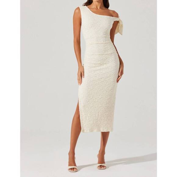 ASTR Dresses & Skirts - NEW ASTR emely off shoulder midi dress in cream